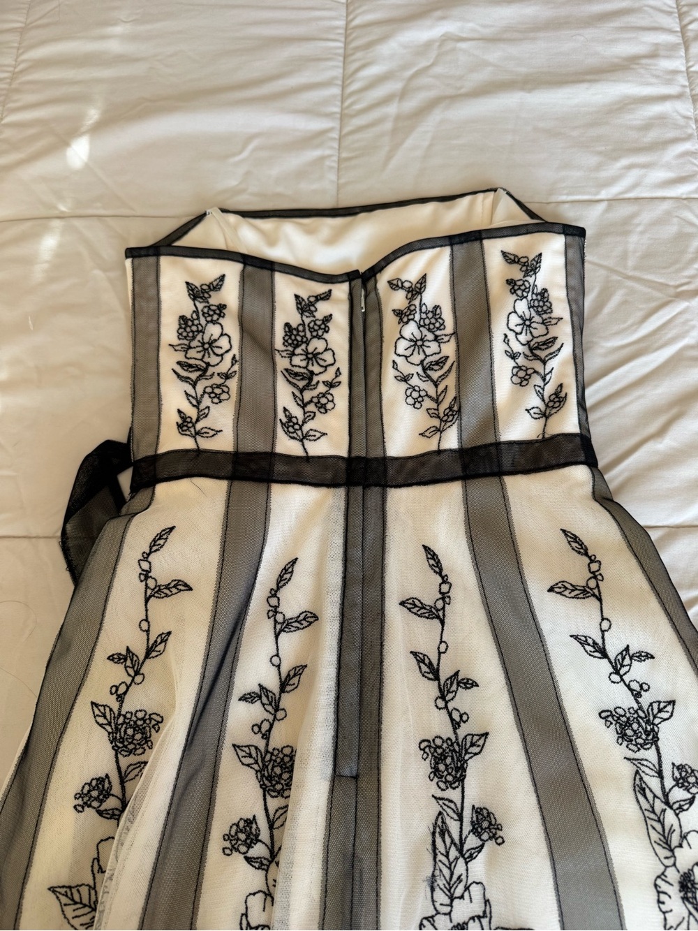 WHBM - Strapless White Dress with Black Floral Embroidery and Belt size 2 - Picture 3 of 5
